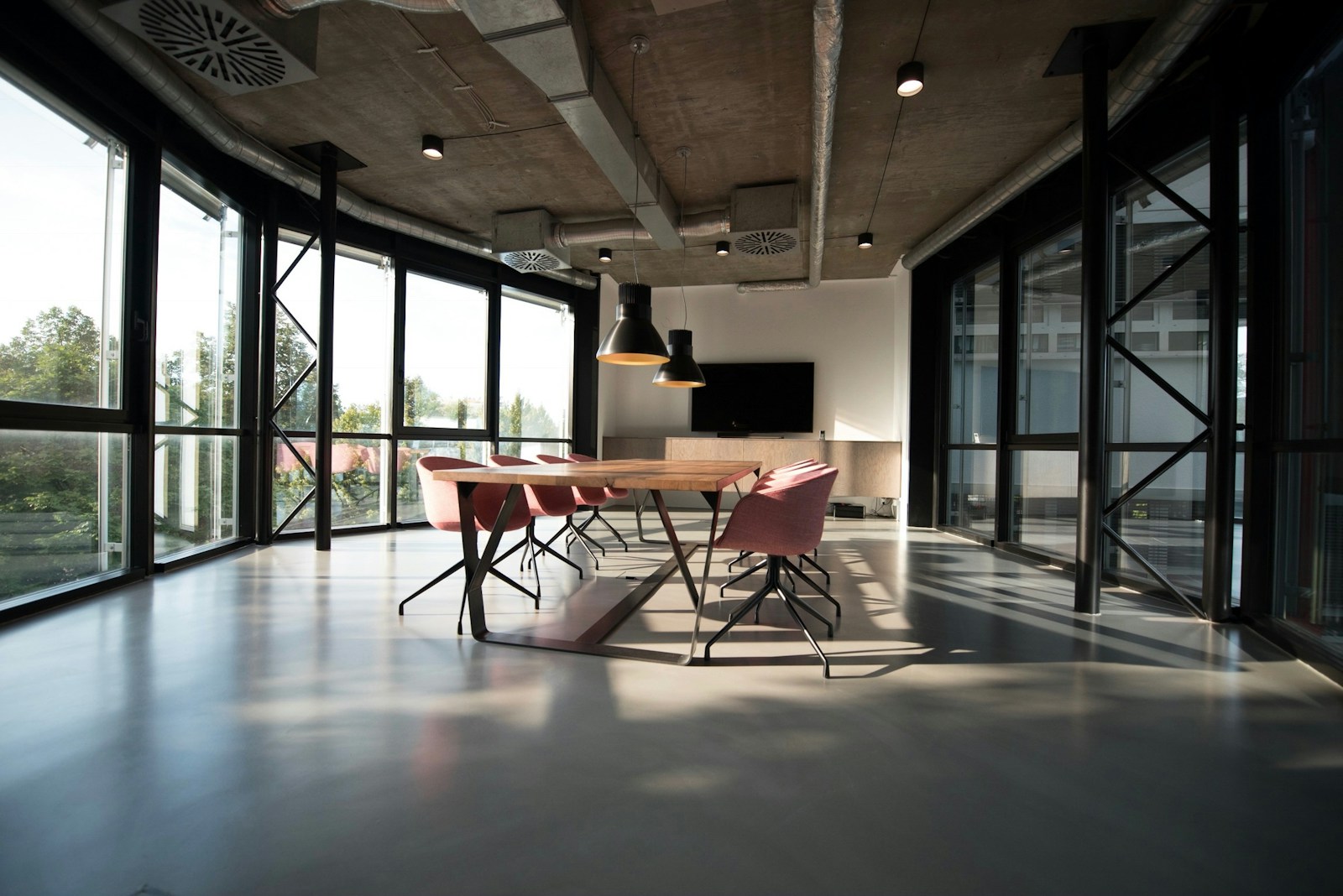 Estudio luminoso con espacios de trabajo y vegetación